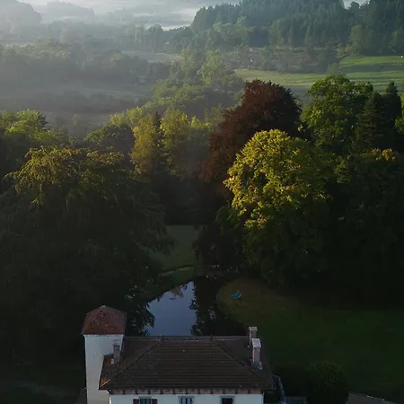 Domaine de Marchal - chambres d'hôtes Couette-café Celles-Sur-Durolle